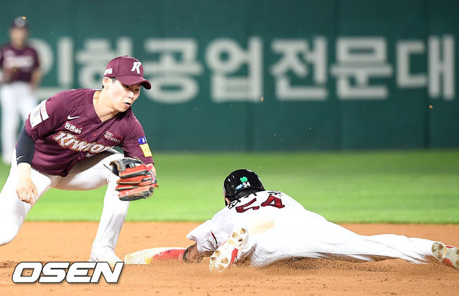 9회말 1사 주자 1루 SSG 추신수 타석에서 1루 주자 최지훈이 2루 도루에 성공하고 있다. 21.06.12 /rumi@osen.co.kr