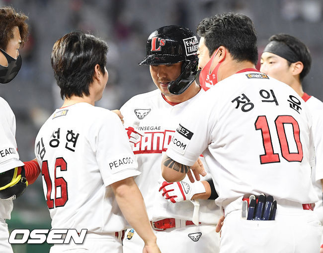 9회말 1사 주자 1,2루 최정이 3루수 쪽으로 강한 타구를 날렸고, 키움 3루수 전병우가 이 타구를 뒤로 빠트렸고 최지훈이 3루를 돌아 홈을 밟으면서 경기가 끝났다. 21.06.12 /rumi@osen.co.kr