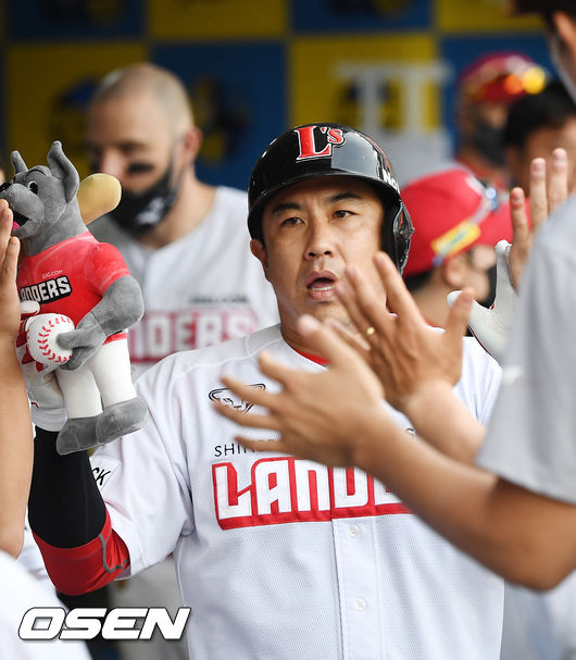4회말 1사 SSG 김강민이 중월 솔로 홈런을 날린 후 덕아웃에서 동료들과 하이파이브를 하고 있다. 21.06.12 /rumi@osen.co.kr