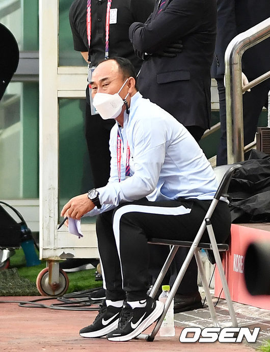 김학범 감독이 이끄는 대한민국 올림픽 대표팀이 12일 오후 제주월드컵경기장에서 가나 U-24 대표팀과 평가전을 가졌다.  전반 대한민국 김학범 감독이 경기를 바라보고 있다. 2021.06.12 /sunday@osen.co.kr