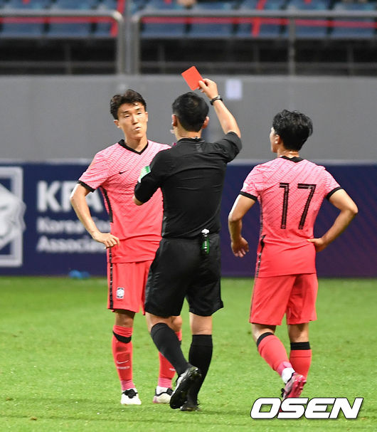 김학범 감독이 이끄는 대한민국 올림픽 대표팀이 12일 오후 제주월드컵경기장에서 가나 U-24 대표팀과 평가전을 가졌다.  전반 대한민국 김진야가 레드카드를 받고 있다. 2021.06.12 /sunday@osen.co.kr