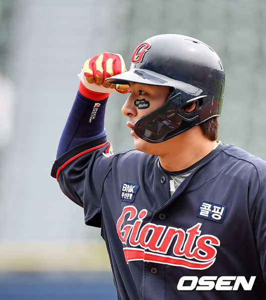 4회초 1사 1루에서 롯데 김민수가 중전안타를 날리고 세리머니를 하고 있다. /jpnews@osen.co.kr