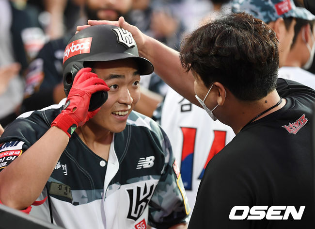 12일 오후 수원 KT위즈파크에서 '2021 신한은행 SOL KBO리그' KT 위즈와 한화 이글스의 경기가 열렸다. 7회말 1사 1,2루 KT 김태훈이 스리런 홈런을 때린 뒤 동료들에게 축하받고 있다. 2021.06.12 /youngrae@osen.co.kr