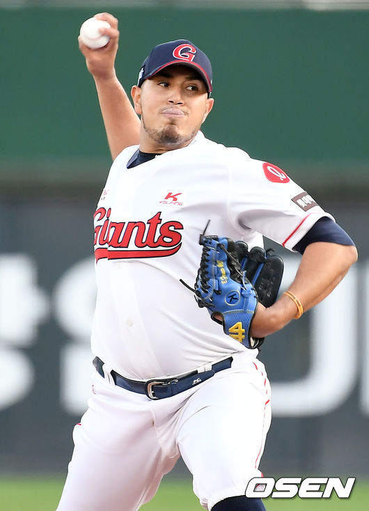 27일 오후 부산 사직야구장에서 '2021 신한은행 SOL KBO리그' 롯데 자이언츠와 LG 트윈스의 경기가 열렸다.1회초 롯데 선발 프랑코가 마운드에 올라 힘차게 공을 뿌리고 있다. 2021.05.27 /ksl0919@osen.co.kr