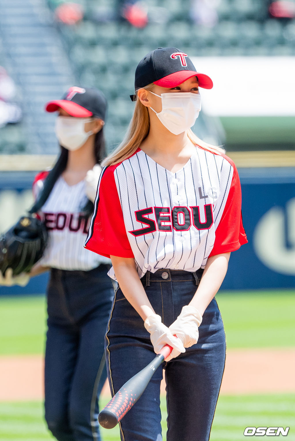 경기 전 걸그룹 있지 유나가 시구를, 류진이 시타를 하고 있다. 2021.05.30 / rumi@osen.co.kr