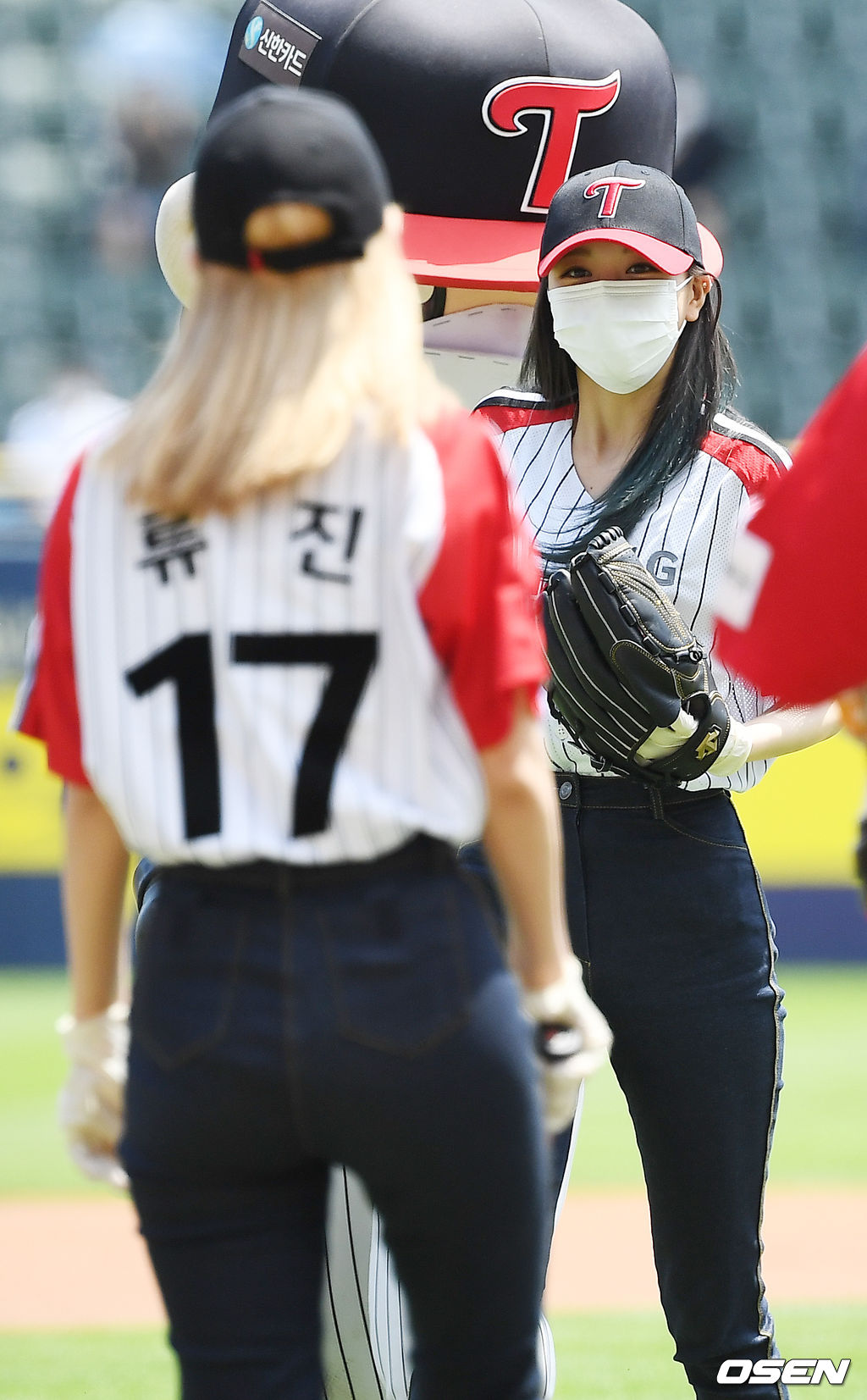 경기 전 걸그룹 있지 유나가 시구를 한 후 시타를 한 류진을 바라보며 환하게 웃고 있다. 2021.05.30 / rumi@osen.co.kr