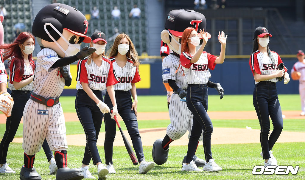 경기 전 걸그룹 있지 유나가 시구를, 류진이 시타를 한 후 단체로 인사를 하고 있다. 2021.05.30 / rumi@osen.co.kr