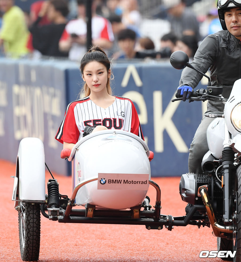 그룹 있지(ITZY)의 예지가 시구를 위해 오토바이를 타고 입장하고 있다.2019.09.08/rumi@osen.co.kr