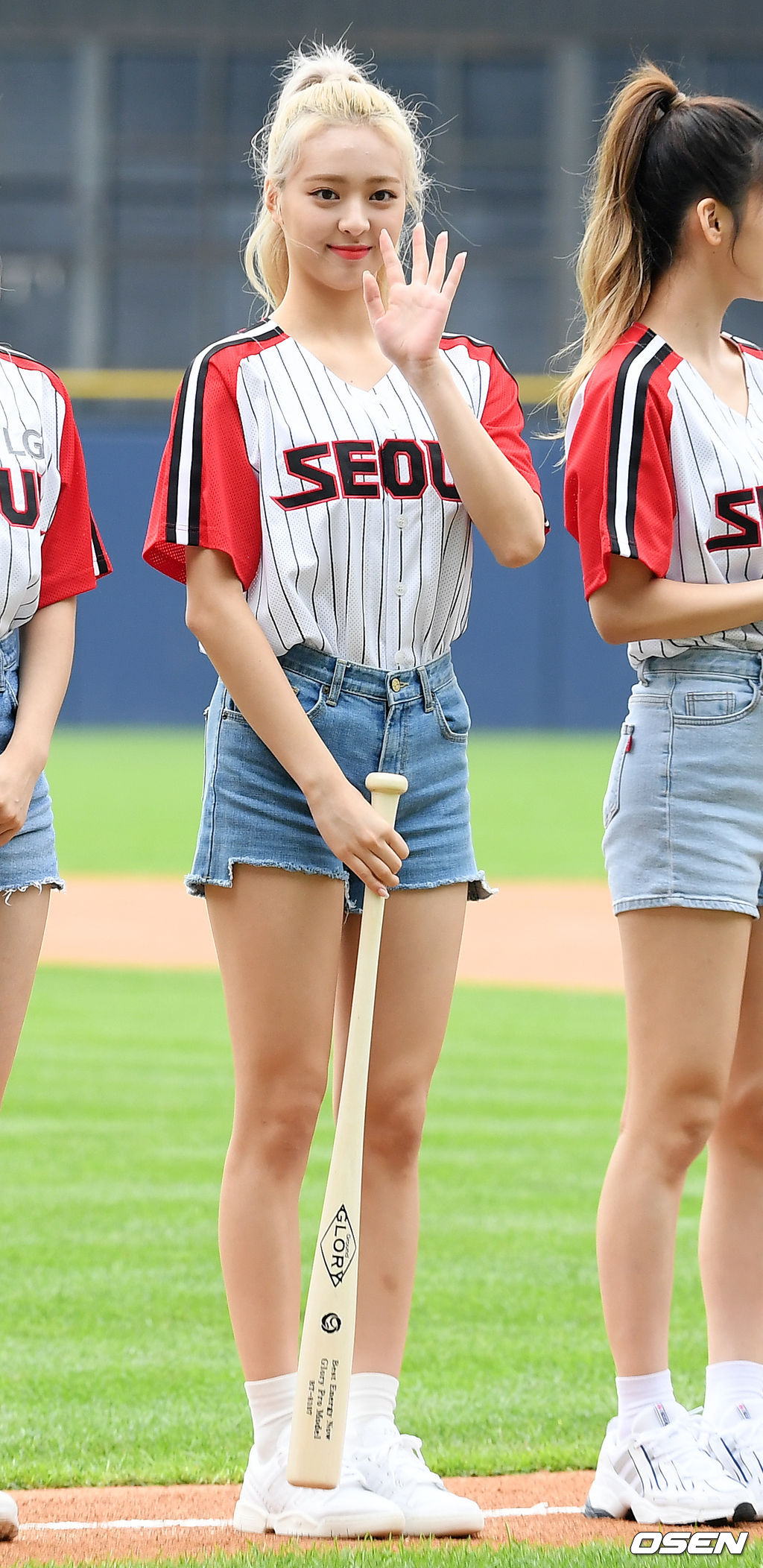 그룹 있지(ITZY)의 유나가 시타를 준비하며 손인사를 하고 있다.2019.09.08/rumi@osen.co.kr