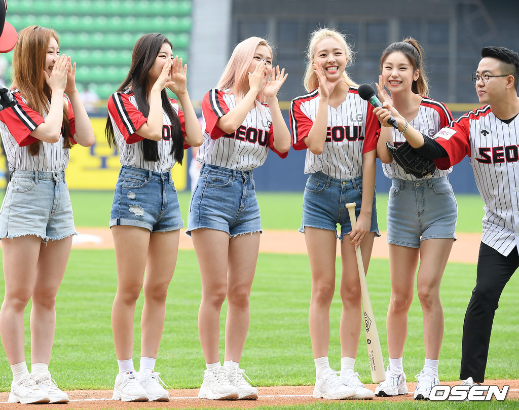 그룹 있지(ITZY) 멤버들이 그라운드 위에서 응원을 하고 있다.2019.09.08/rumi@osen.co.kr
