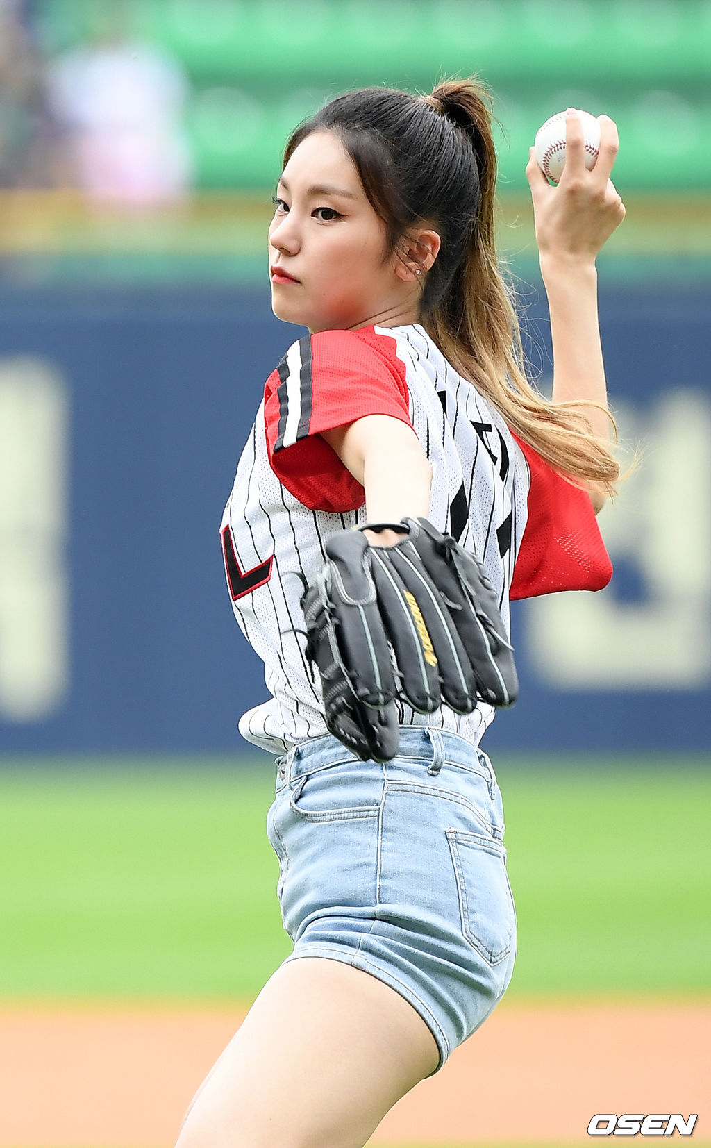 그룹 있지(ITZY)의 예지가 마운드 위에서 시구를 하고 있다.2019.09.08/rumi@osen.co.kr