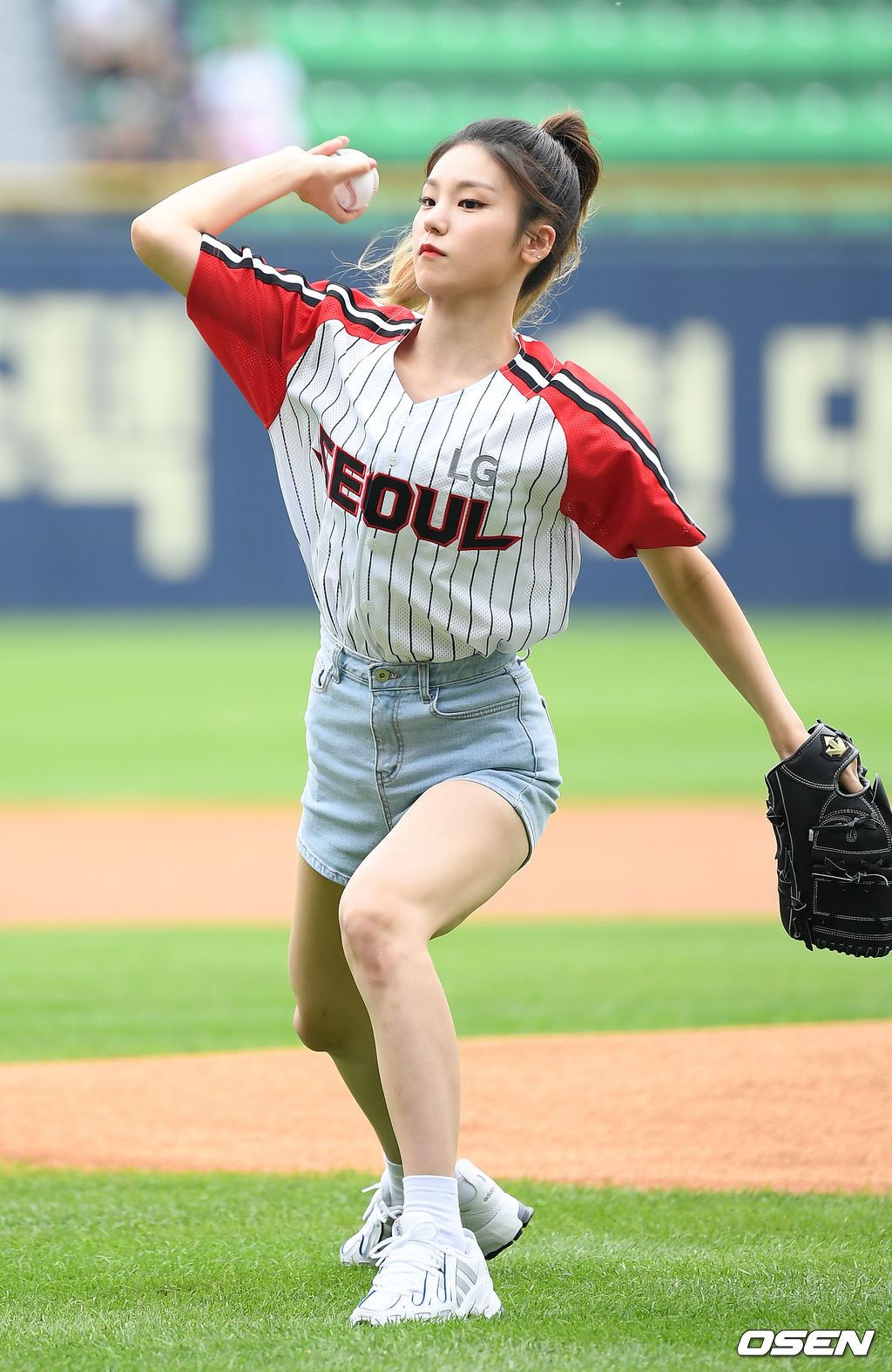 그룹 있지(ITZY)의 예지가 마운드 위에서 시구를 하고 있다.2019.09.08/rumi@osen.co.kr