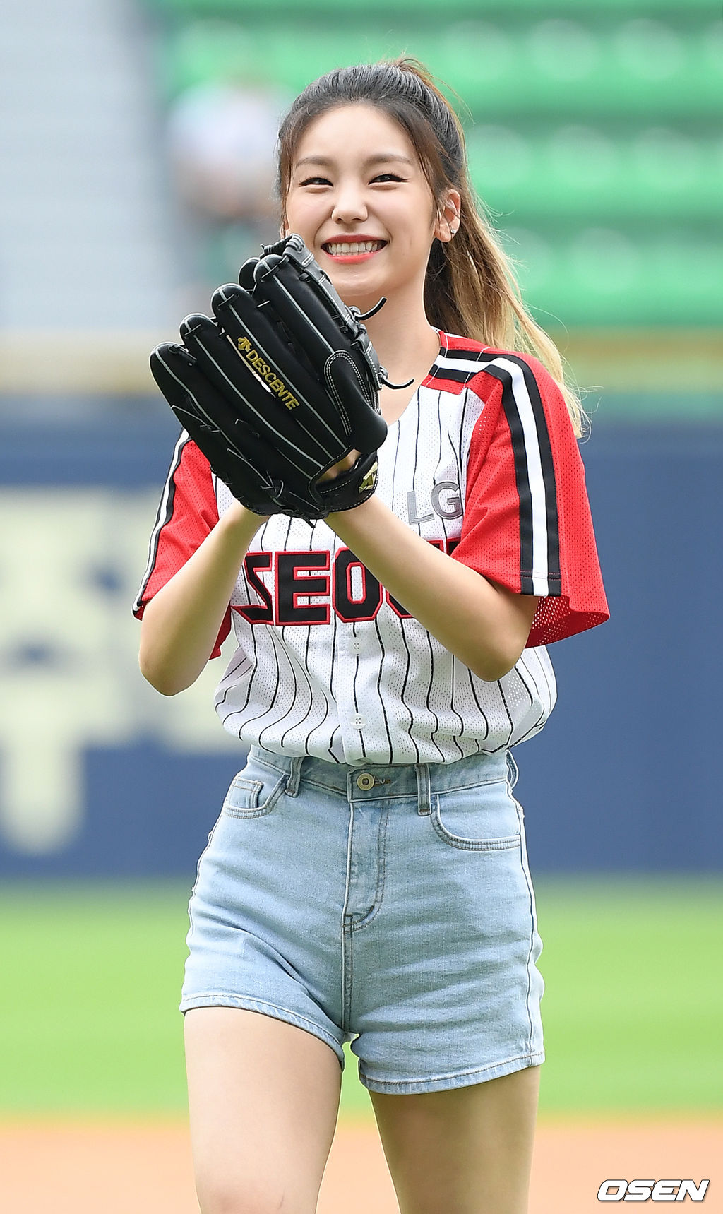 그룹 있지(ITZY)의 예지가 시구를 마친 후 박수를 치고 있다.2019.09.08/rumi@osen.co.kr