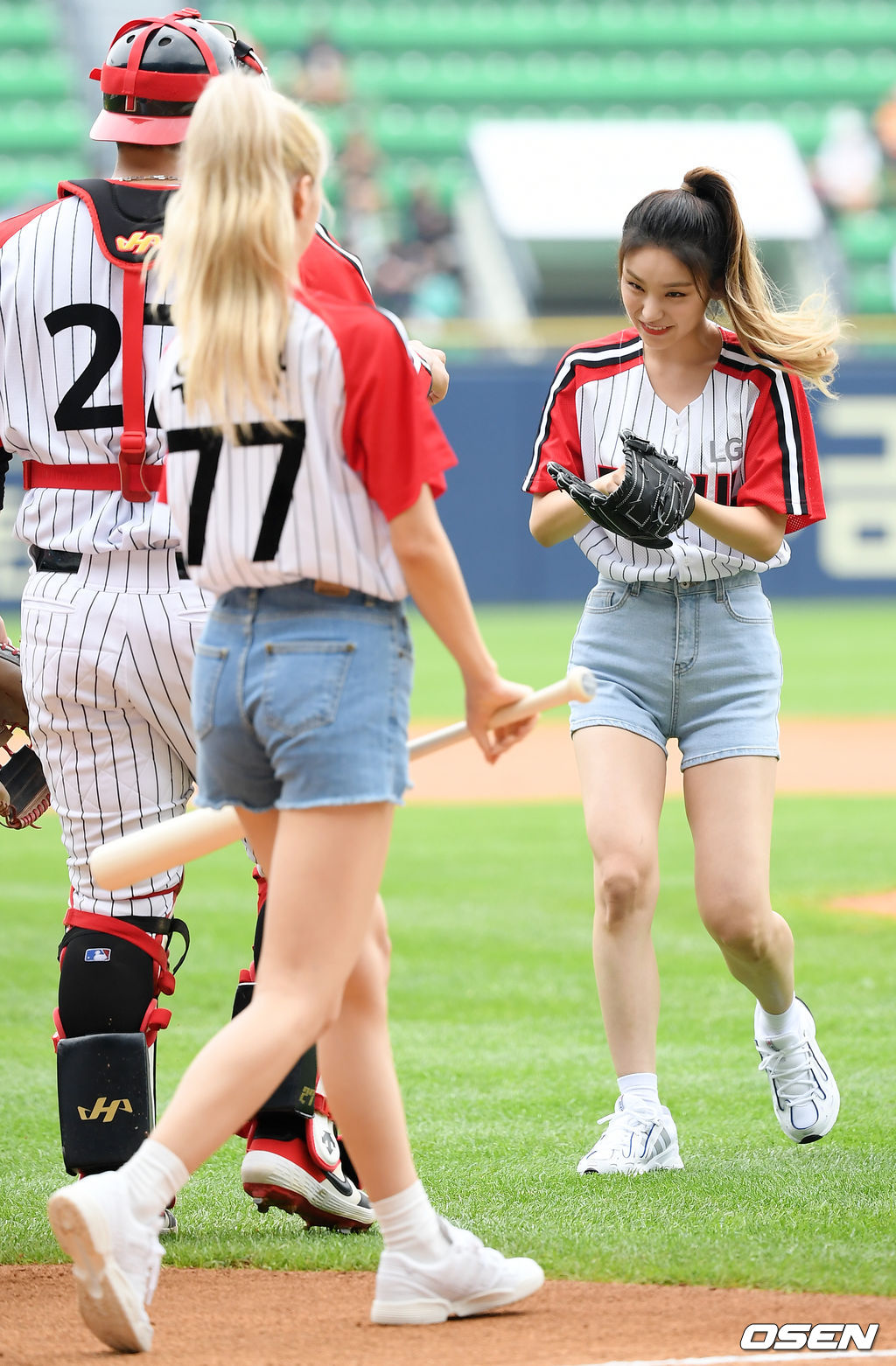 그룹 있지(ITZY)의 예지가 마운드 위에서 시구를 한 후 박수를 치고 있다.2019.09.08/rumi@osen.co.kr