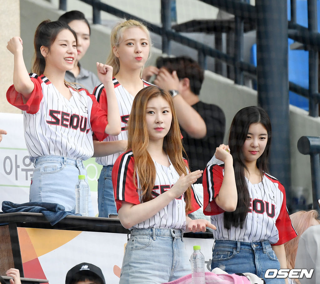 그룹 있지(ITZY) 멤버들이 자리에 일어서서 응원을 하고 있다.2019.09.08/rumi@osen.co.kr