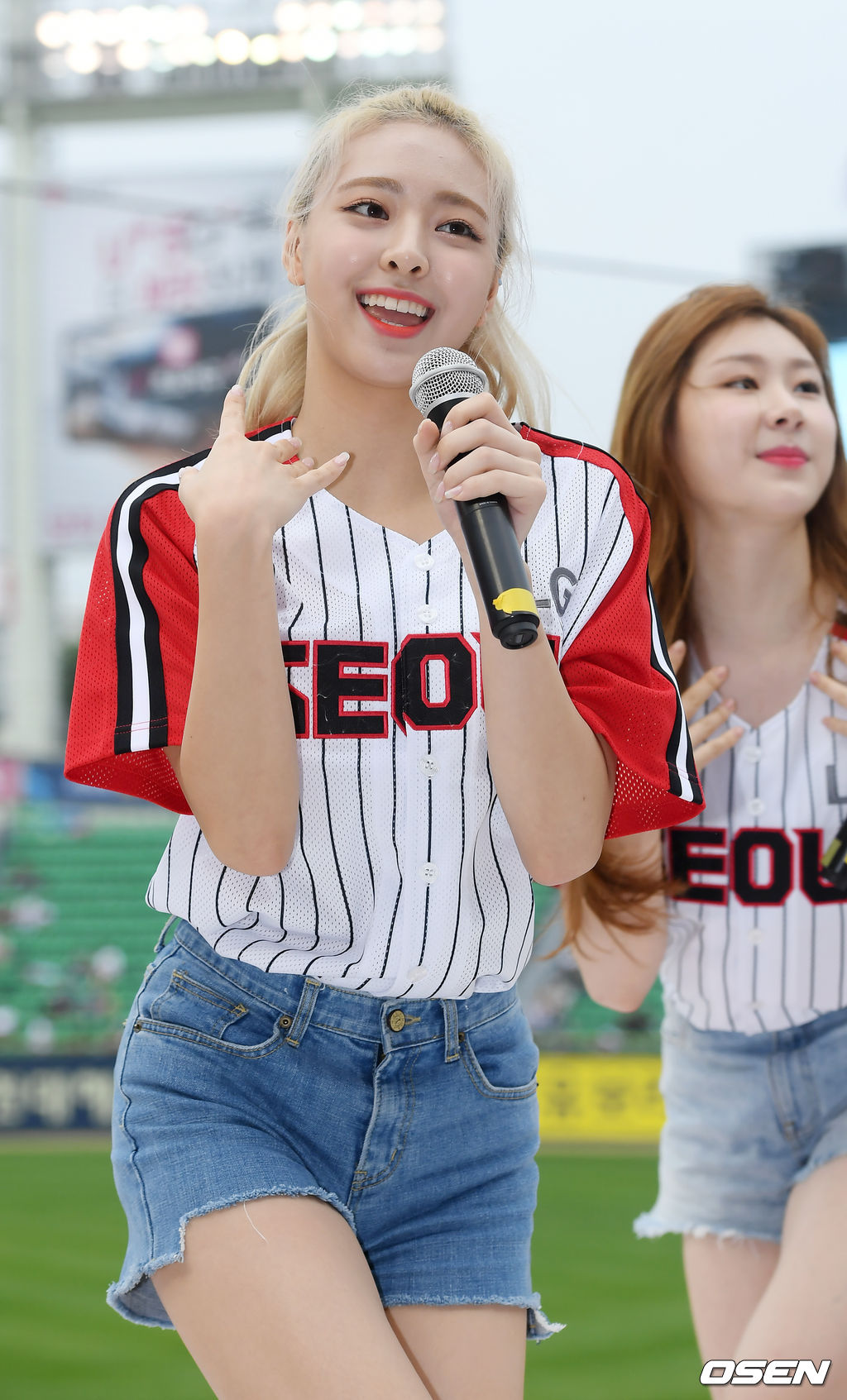 클리닝 타임에 그룹 있지(ITZY)의 유나가 관중석 무대 위에서 화려한 축하 공연을 펼치고 있다.2019.09.08/rumi@osen.co.kr