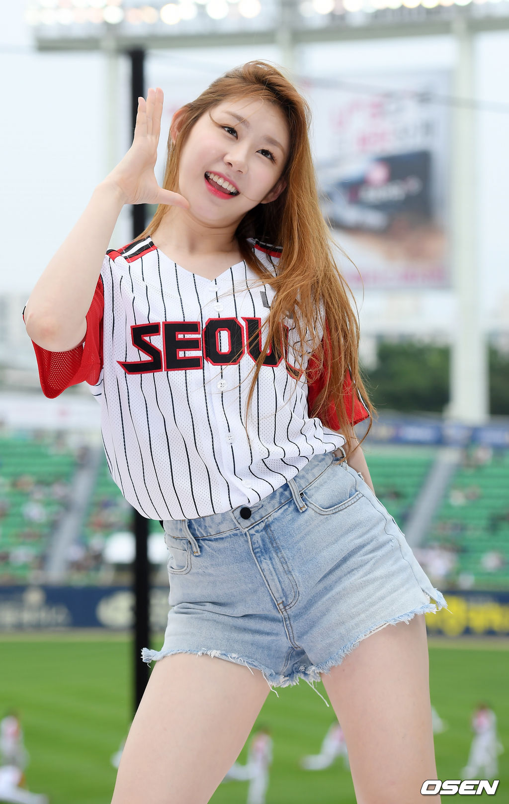클리닝 타임에 그룹 있지(ITZY)의 채령이 관중석 무대 위에서 화려한 축하 공연을 펼치고 있다.2019.09.08/rumi@osen.co.kr
