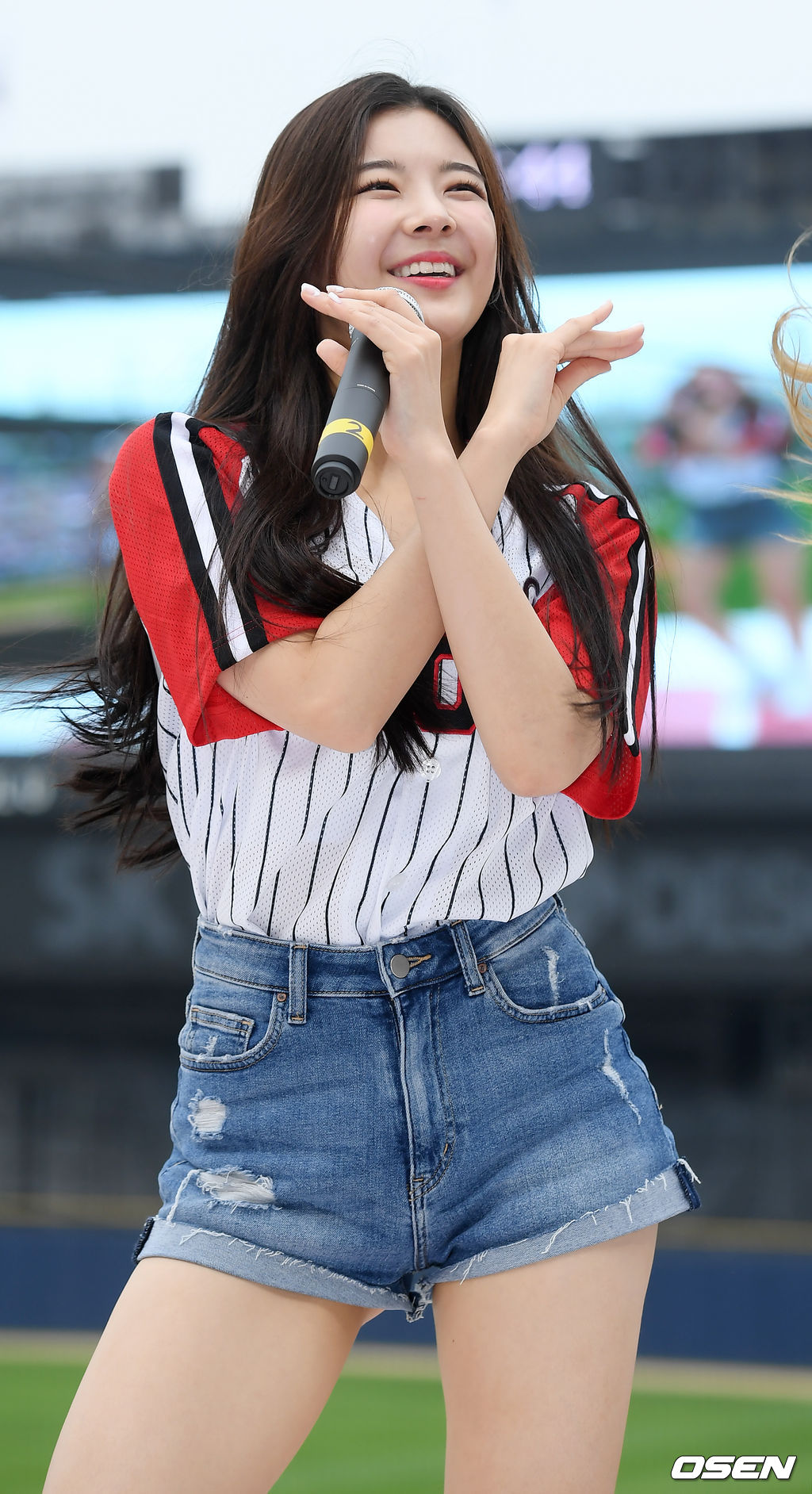 클리닝 타임에 그룹 있지(ITZY)의 리아가 관중석 무대 위에서 화려한 축하 공연을 펼치고 있다.2019.09.08/rumi@osen.co.kr