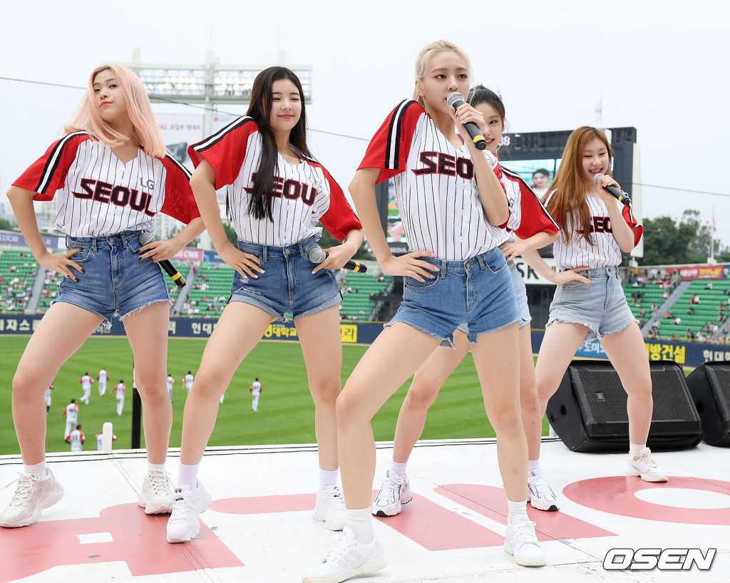 클리닝 타임에 그룹 있지(ITZY)가 응원단상 위에서 화려한 축하 공연을 펼치고 있다.2019.09.08/rumi@osen.co.kr