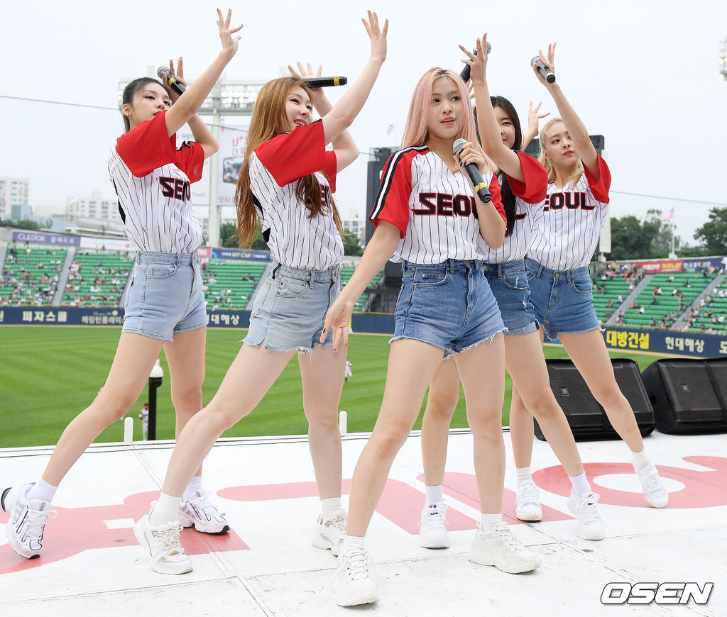 클리닝 타임에 그룹 있지(ITZY)가 응원단상 위에서 화려한 축하 공연을 펼치고 있다.2019.09.08/rumi@osen.co.kr