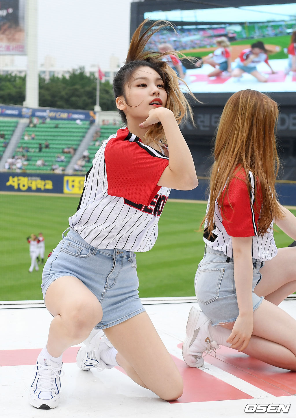 클리닝 타임에 그룹 있지(ITZY)의 예지가 응원단상 위에서 화려한 축하 공연을 펼치고 있다.2019.09.08/rumi@osen.co.kr