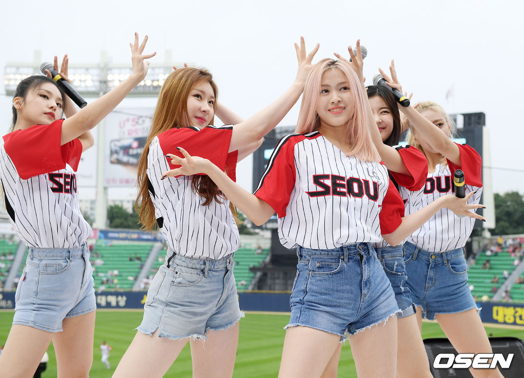 클리닝 타임에 그룹 있지(ITZY)가 응원단상 위에서 화려한 축하 공연을 펼치고 있다.2019.09.08/rumi@osen.co.kr
