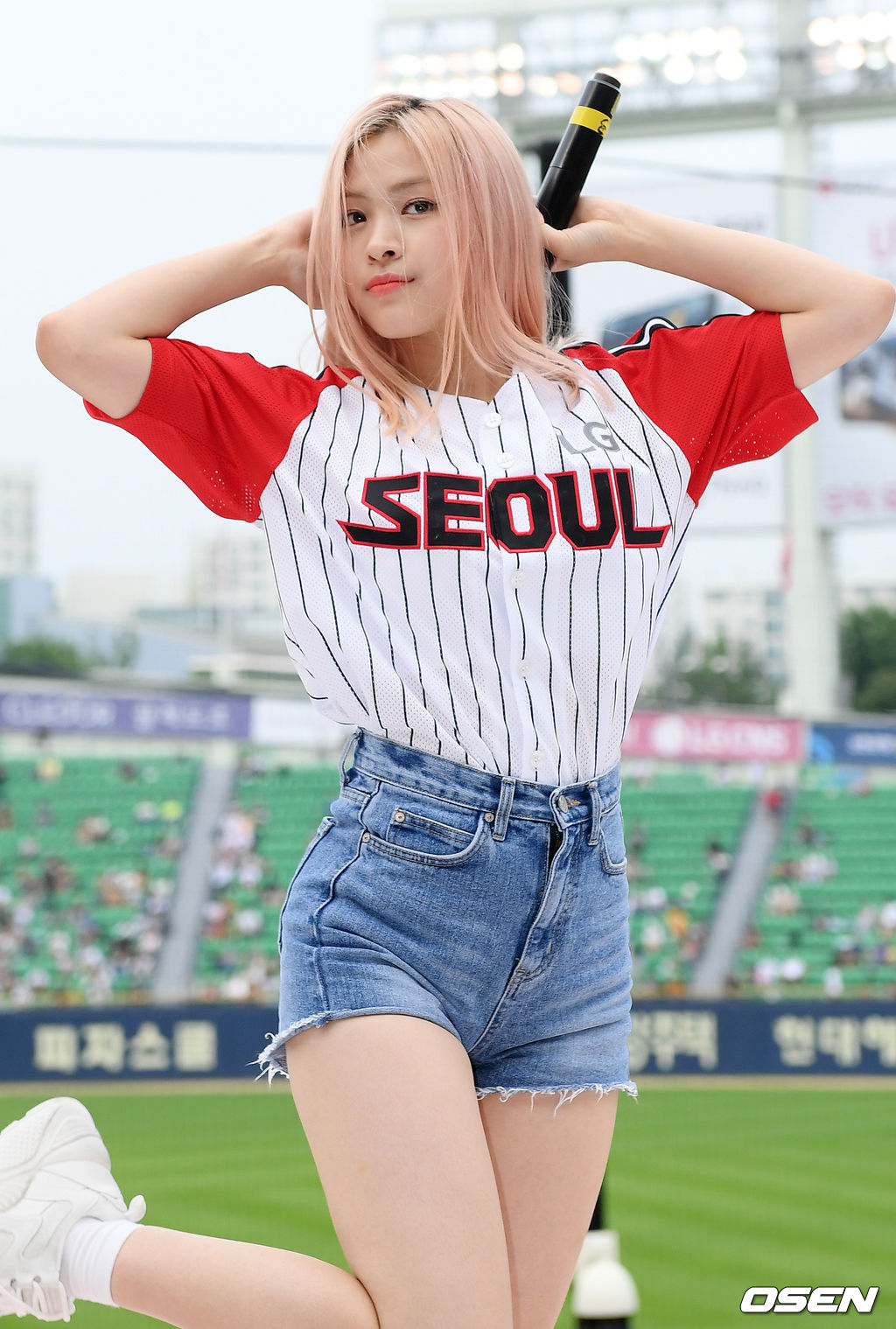 클리닝 타임에 그룹 있지(ITZY)의 류진이 관중석 무대 위에서 화려한 축하 공연을 펼치고 있다.2019.09.08/rumi@osen.co.kr