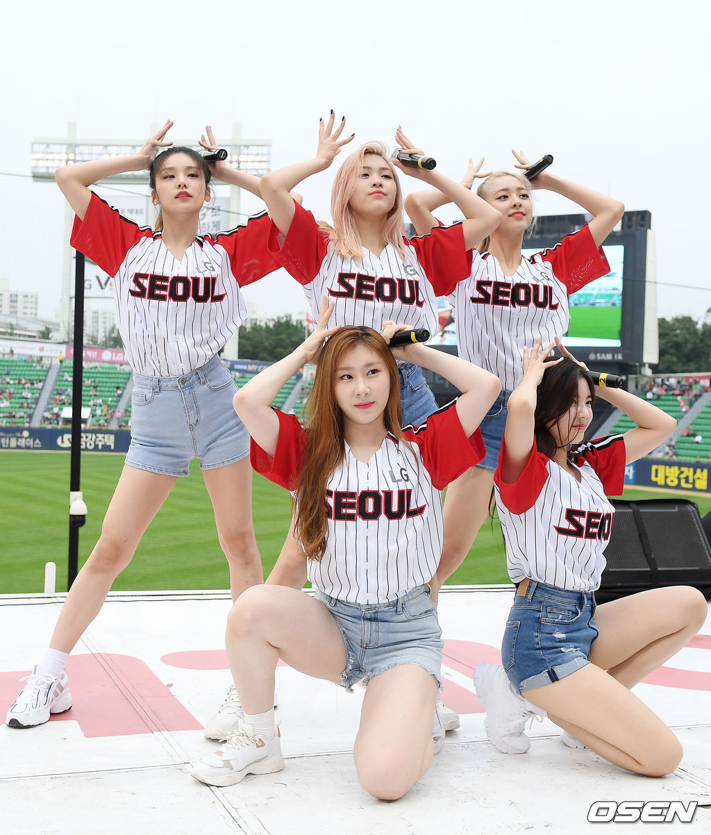 클리닝 타임에 그룹 있지(ITZY)가 관중석 무대 위에서 화려한 축하 공연을 펼치고 있다.2019.09.08/rumi@osen.co.kr