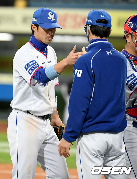 삼성이 LG를 이틀 연속 제압하고 주말 3연전 위닝 시리즈를 예약했다.삼성은 1일 대구삼성라이온즈파크에서 열린 홈경기에서 8-2로 승리했다. 강민호는 연타석 아치를 그렸고 이학주는 이틀 연속 손맛을 봤다.경기 종료 후 삼성 이학주가 허삼영 감독과 하이파이브를 하고 있다./ksl0919@osen.co.kr