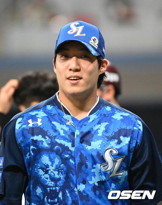 6일 오후 서울 고척스카이돔에서 ’2021 신한은행 SOL KBO 리그' 키움 히어로즈와 삼성 라이온즈의 경기가 열렸다.4회말 2사 1,3루에서 삼성 원태인이 키움 서건창을 플라이로 처리하고 더그아웃으로 가고 있다. 2021.06.06 /sunday@osen.co.kr