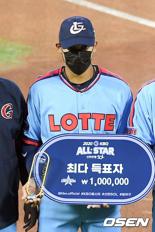 올스타 시상식에서 올스타 투표 1위를 차지한 마차도가 포즈를 취하고 있다. / soul1014@osen.co.kr