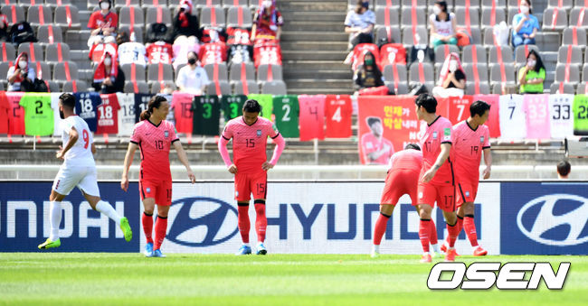 13일 오후 경기 고양종합운동장에서 2022 카타르 월드컵 아시아 지역 2차예선 H조 대한민국과 레바논의 경기가 열렸다.  전반 레바논 사드에게 실점을 허용한 대한민국 선수들이 아쉬워하고 있다. 2021.06.13 /sunday@osen.co.kr
