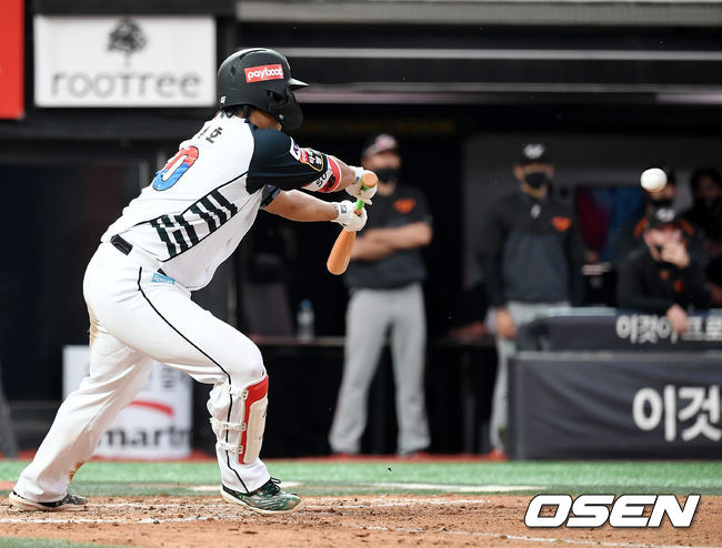 12일 오후 수원 KT위즈파크에서 '2021 신한은행 SOL KBO리그' KT 위즈와 한화 이글스의 경기가 열렸다.7회말 무사 KT 강백호가 한화 수비 시프트의 허를 찌르는 번트로 내야 안타를 기록하고 있다. 2021.06.12 /youngrae@osen.co.kr