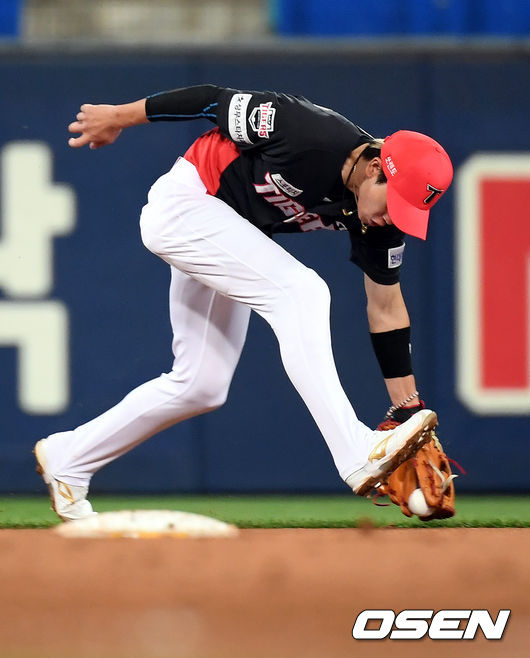 6회말 1사 KIA 유격수 박찬호가 삼성 강민호의 타구를 잡았다 놓치며 행운의 안타가 되고 있다. 2021.06.10 /cej@osen.co.kr