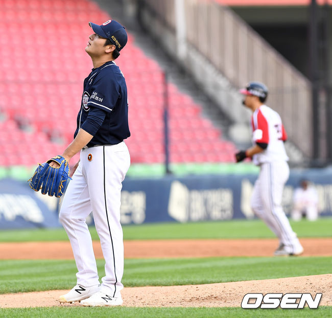 4회말 1사 만루 상황 두산 선발 곽빈이 LG 홍창기에게 몸 맞는 공을 내주며 밀어내기 실점을 한 뒤 아쉬워하고 있다.  2021.06.13 / dreamer@osen.co.kr