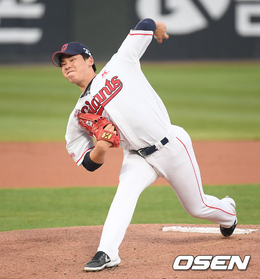 21일 오후 부산사직구장에서 '2021 신한은행 SOL KBO 리그' 롯데 자이언츠와 두산 베어스의 경기가 진행됐다.1회초 롯데 선발투수 김진욱이 역투하고 있다. / soul1014@osen.co.kr