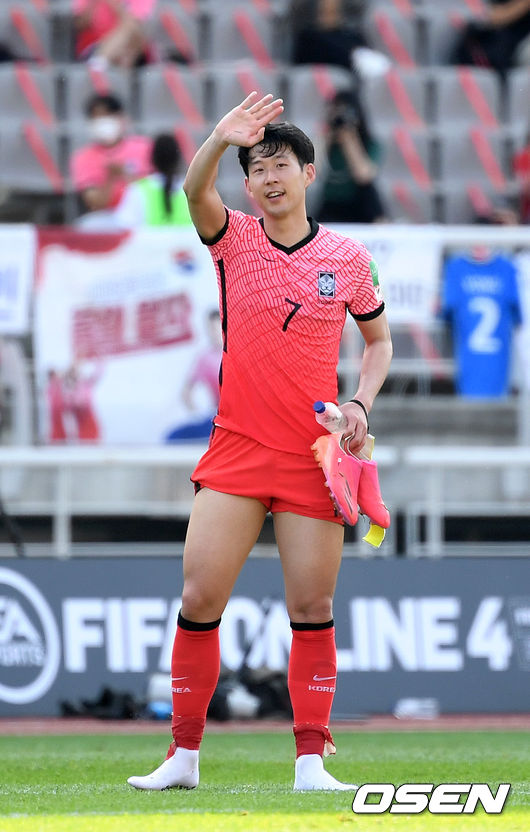 한국이 레바논에 역전승하며 조 1위-무패로 최종예선에 진출했다.  파울루 벤투 감독이 이끄는 한국 축구대표팀은 13일 오후 고양종합운동장서 열린 레바논과 2022 국제축구연맹(FIFA) 카타르월드컵 아시아지역 2차예선 H조 최종전서 2-1 역전승을 거뒀다. 전반 12분 선제골을 내주며 끌려갔지만, 후반 5분 송민규의 자책골 유도와 후반 20분 손흥민의 페널티킥 역전골로 승부를 뒤집었다.  이로써 한국은 최종예선 6경기서 5승 1무(승점 16) 무패를 기록, 조 선두로 최종예선에 올랐다.  경기 종료 후 대한민국 손흥민이 관중석을 향해 인사를 하고 있다. 2021.06.13 /sunday@osen.co.kr