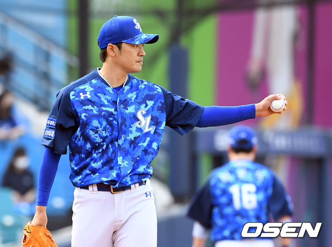 4회초 무사 1루 삼성 선발 백정현이 NC 강진성의 병살타 때 호수비로 처리한 2루수 김상수에게 고마움의 전하고 있다. 2021.06.13 /cej@osen.co.kr