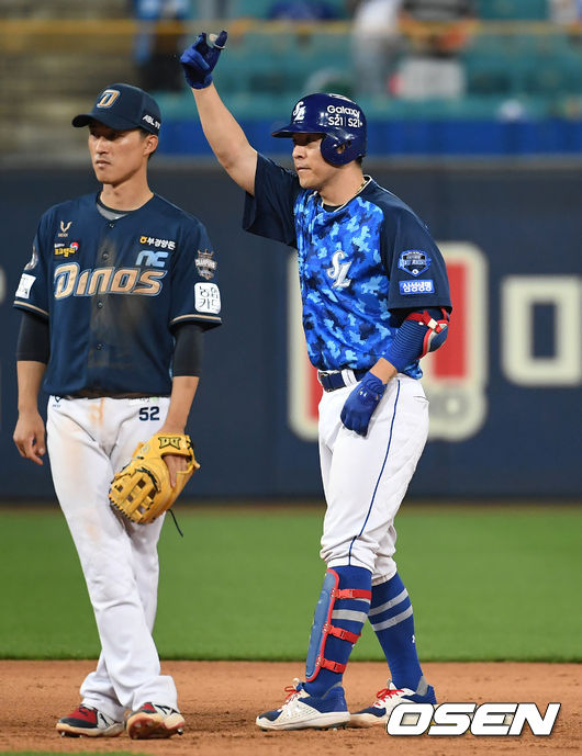 13일 오후 대구 삼성라이온즈파크에서 ‘2021 신한은행 SOL KBO리그’ 삼성 라이온즈와 NC 다이노스의 경기가 열렸다.8회말 1사 2,3루 삼성 강민호가 역전 2타점 중전 적시타를 때려냈다. 이후 NC 중견수 알테어의 송구실책으로 2루까지 출루한 뒤 세리머니를 하고 있다. 2021.06.13 /cej@osen.co.kr