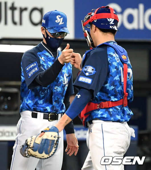 삼성이 냉탕과 온탕을 오갔다. 선발 백정현이 무실점 쾌투를 선보였다. 시즌 6승 요건을 갖추고 마운드를 내려왔다. 하지만 계투진이 사사구를 잇따라 내주면서 리드를 허용했다. 8회 타선이 집중력을 발휘하며 5-3 재역전승을 장식했다. 승리를 거둔 삼성 허삼영 감독이 강민호와 주먹을 맞대고 있다. 2021.06.13 /cej@osen.co.kr