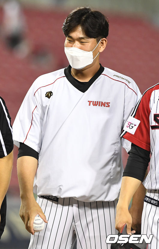 승리투수 LG 정찬헌이 승리 기념구를 들고 팬들에게 인사하고 있다. 2021.06.13 / dreamer@osen.co.kr