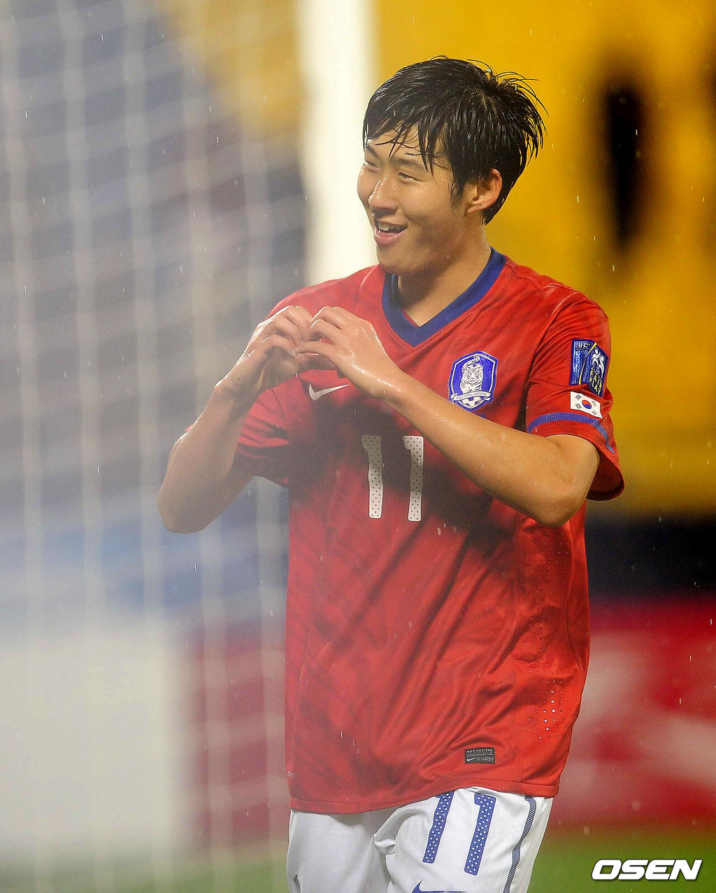 인도전 A매치 데뷔골, 하트 세리머니. 손흥민은 18세 194일로 역대 한국 축구대표팀 최연소 득점 기록 2위.(1위는 고종수 18세 87일) 11. 01. 18 / rumi@osen.co.kr