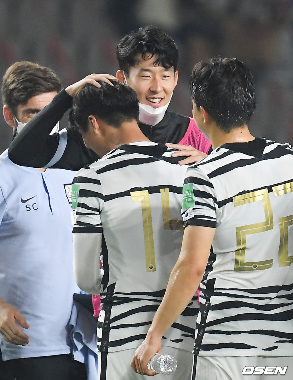 경기종료 후 A매치 첫 골 넣은 정상빈이 손흥민의 축하를 받고 있다.  21.06.09 / soul1014@osen.co.kr