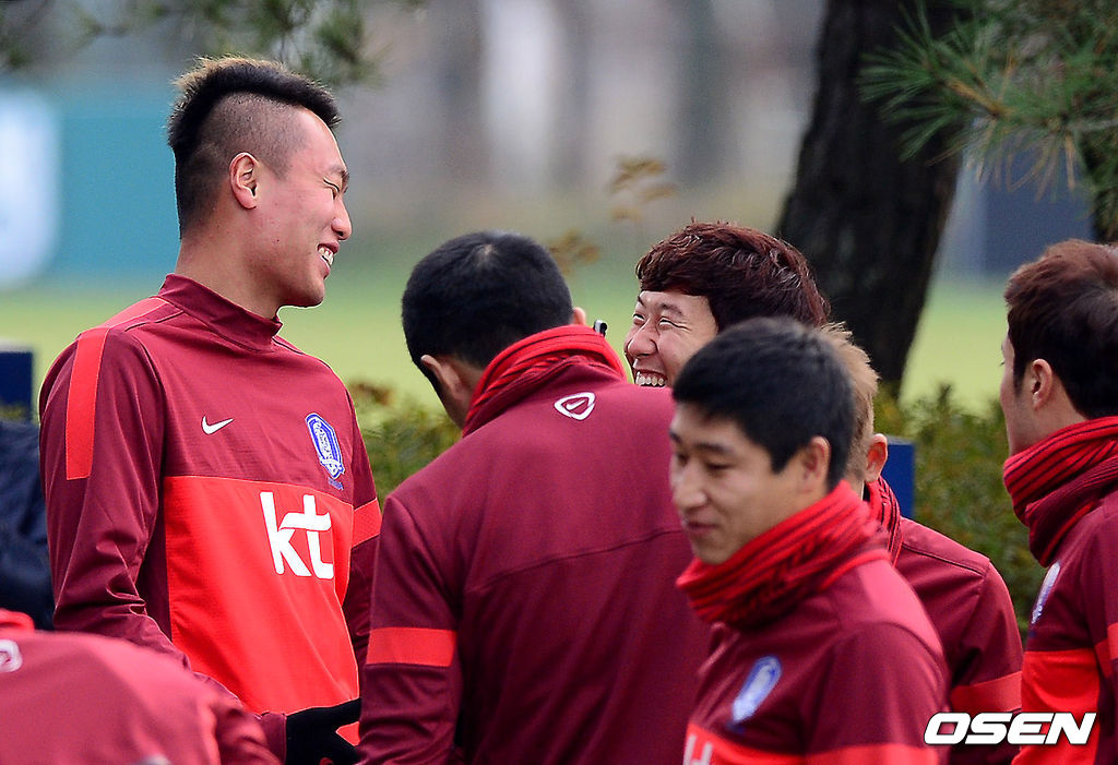스위스, 러시아와의 A매치 평가전을 앞두고 홍명보 감독이 이끄는 축구 대표팀이 13일 오후 파주 NFC에서 훈련을 가졌다.김신욱, 손흥민이 훈련에 앞서 이야기를 나누며 즐거워하고 있다. 13.11.13/jpnews@osen.co.kr