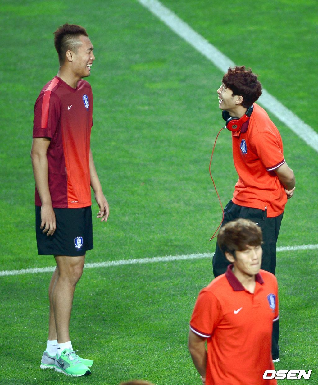 18일 오후 울산 문수축구경기장에서 진행된 2014 브라질월드컵 아시아지역 최종예선 A조 8차전 한국과 이란의 경기 전 손흥민과 김신욱이 공격 전술에 대해 논의 하고 있다. 13.06.18 /spjj@osen.co.kr