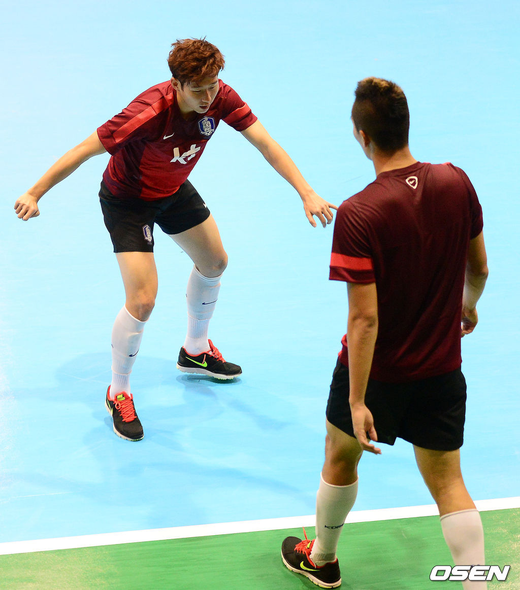 홍명보 감독이 이끄는 축구대표팀이 러시아전을 앞두고 17일 오후 아랍에미리트 왕립 두바이 스포츠 콤플렉스 실내 풋살경기장에서 훈련을 가졌다. 훈련을 마치고 손흥민과 김신욱이 장난을 치고 있다.13.11.18/jpnews@osen.co.kr