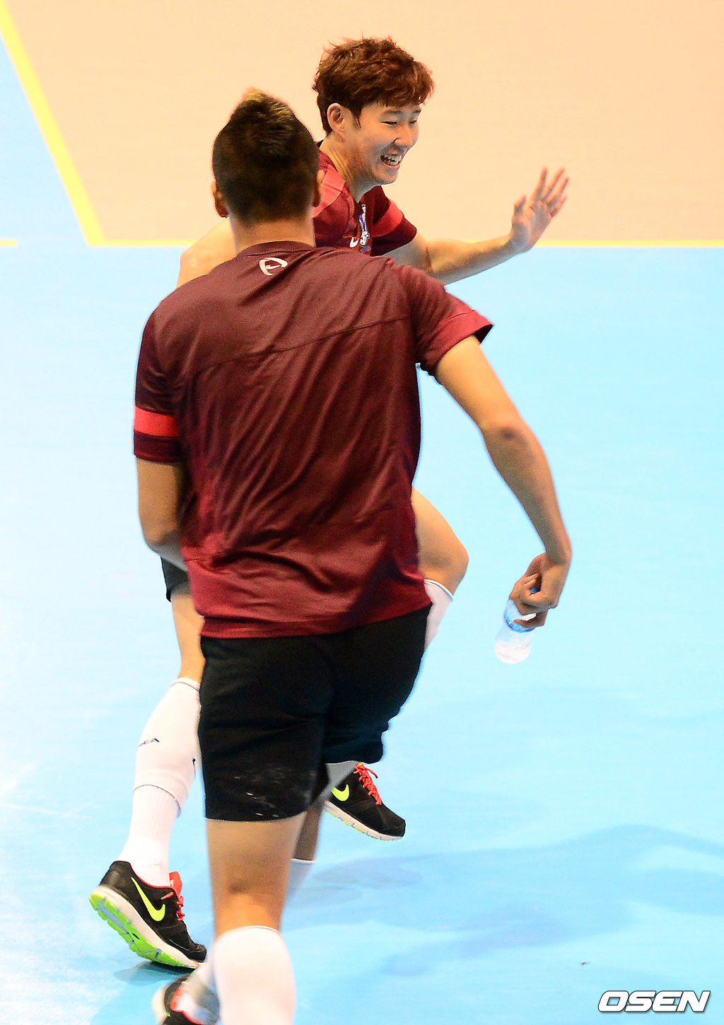 홍명보 감독이 이끄는 축구대표팀이 러시아전을 앞두고 17일 오후 아랍에미리트 왕립 두바이 스포츠 콤플렉스 실내 풋살경기장에서 훈련을 가졌다. 훈련을 마치고 손흥민과 김신욱이 장난을 치고 있다.13.11.18/jpnews@osen.co.kr