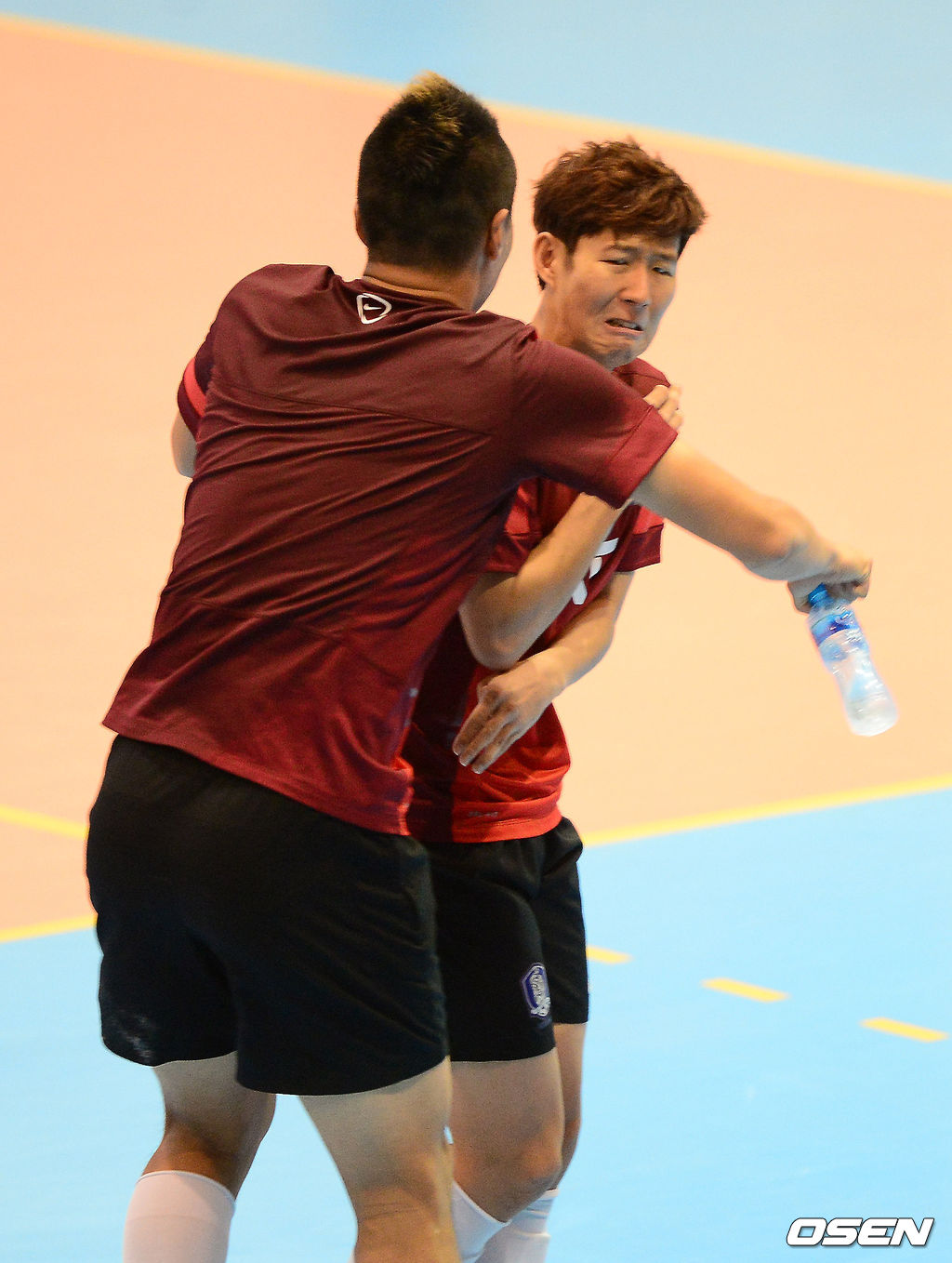 홍명보 감독이 이끄는 축구대표팀이 러시아전을 앞두고 17일 오후 아랍에미리트 왕립 두바이 스포츠 콤플렉스 실내 풋살경기장에서 훈련을 가졌다. 훈련을 마치고 손흥민과 김신욱이 장난을 치고 있다.13.11.18/jpnews@osen.co.kr