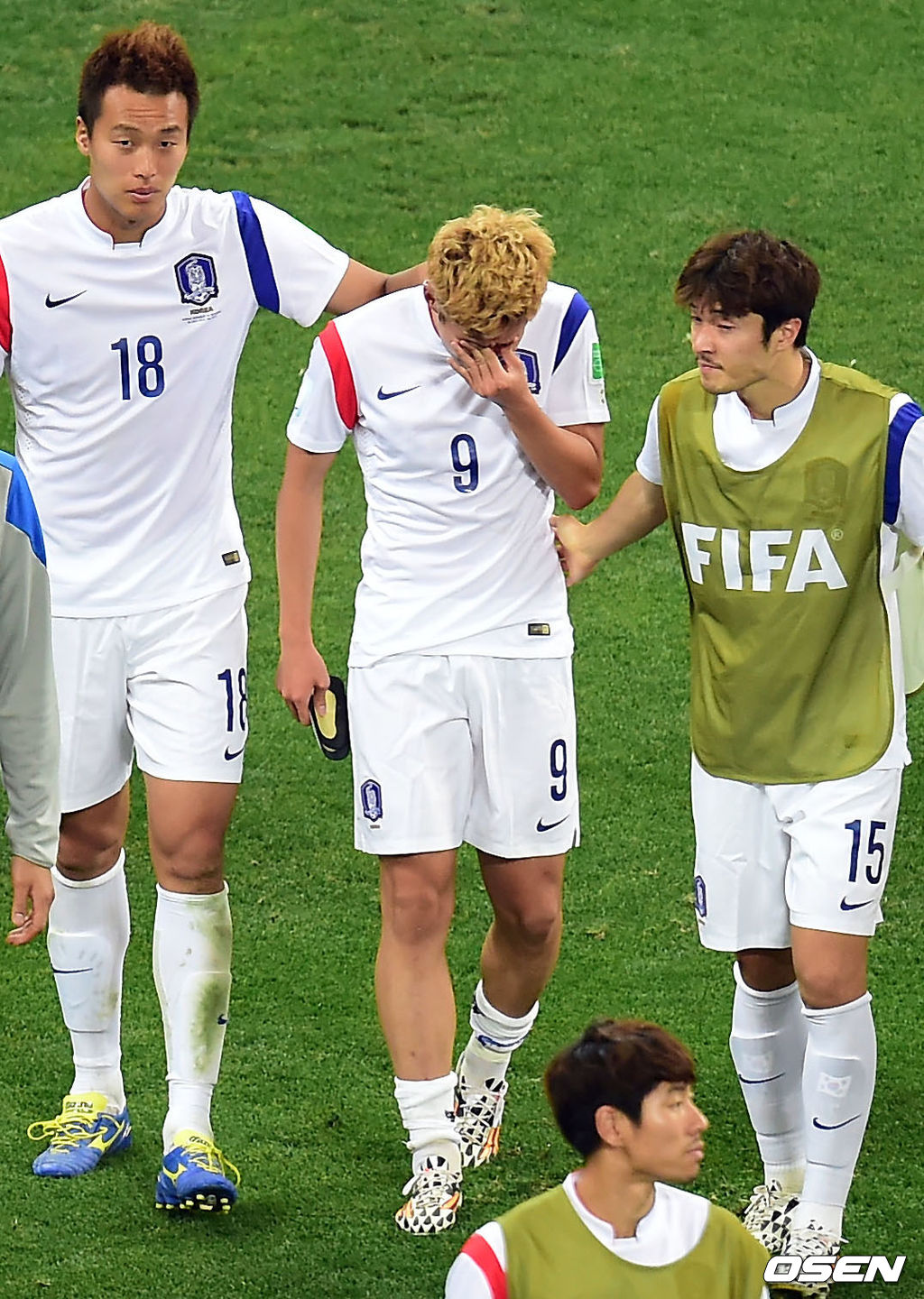 홍명보 감독이 이끄는 축구국가대표팀이 브라질 상파울루 아레나 데 상파울루 경기장에서 펼쳐진 2014년 브라질 월드컵 H조 예선 마지막 경기서 벨기에에게 0-1로 무릎을 꿇었다. 이로써 한국은 1무 2패의 성적으로 H조 최하위에 머물며 16강 진출이 좌절됐다. 경기종료후 박종우와 김신욱이 눈물보이는 손흥민을 달래고 있다. 14.06.27/ rumi@osen.co.kr