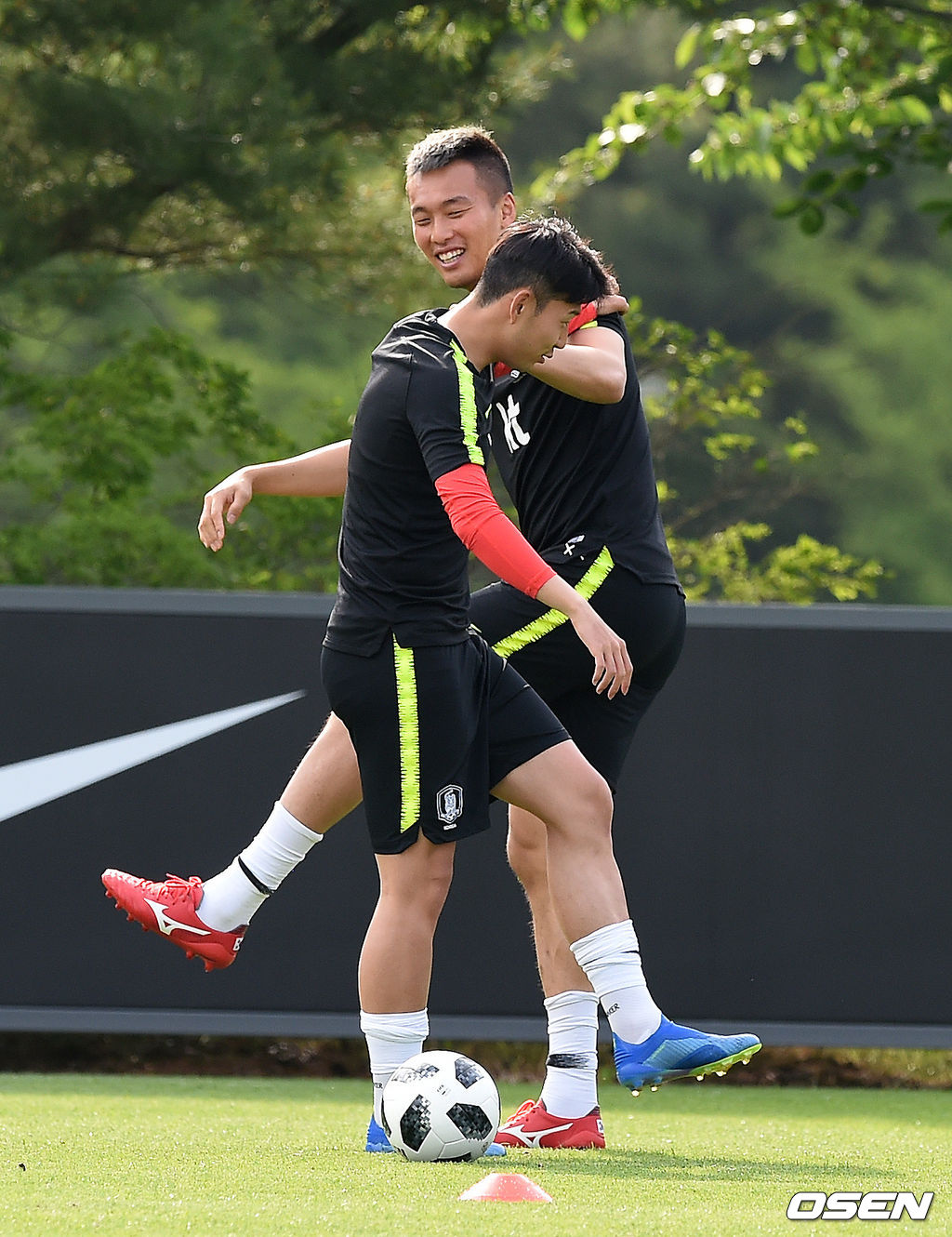 25일 오후 경기도 파주 축구국가대표팀트레이닝센터(NFC)에서 열린 '2018 러시아월드컵' 대한민국 축구대표팀 공식훈련에서 손흥민과 김신욱이 몸을 풀고 있다. 18.05.25/jpnews@osen.co.kr